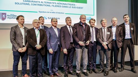 Dix entreprises, université et pôles de compétitivité ont signé une lettre d’intention, le 10 mars, en présence d’Alain Rousset, président du conseil régional de Nouvelle Aquitaine (devant au centre). C’est Philippe Saux, DG d’Euralis (4e à g.), qui a paraphé le document pour le groupe. © EURALIS